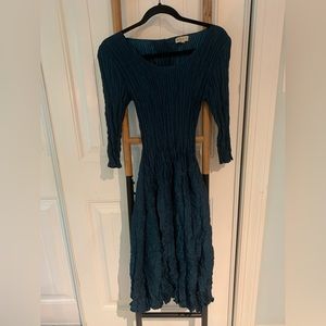 Beautiful rouched emerald green dress. Hits below the knees.